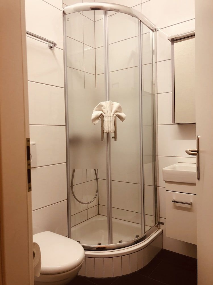 INSIDE FIVE City Apartments Studio 6