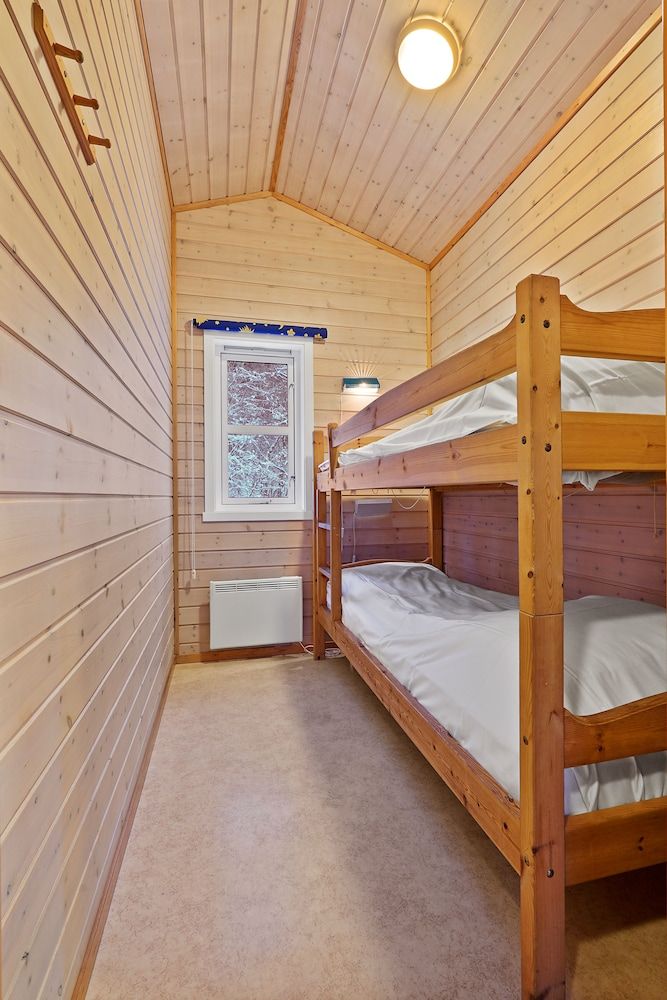 Traditional Cabin, Twin and 2 Bunk Bed, Garden View