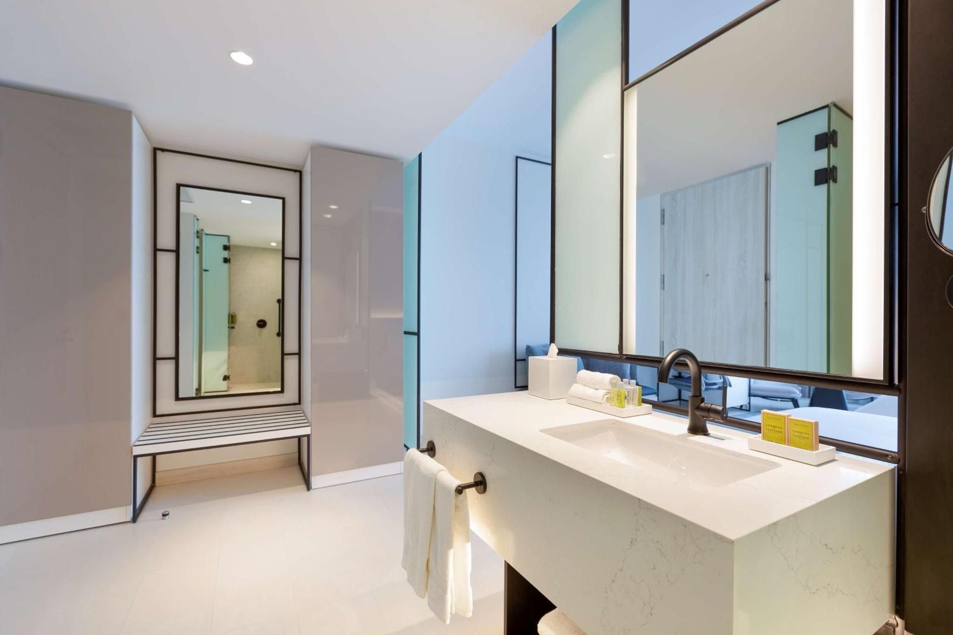 2 FULL BEDS EXECUTIVE FLOOR