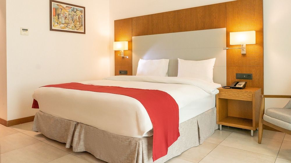 Premium Room, 1 King Bed, Non Smoking, Pool View