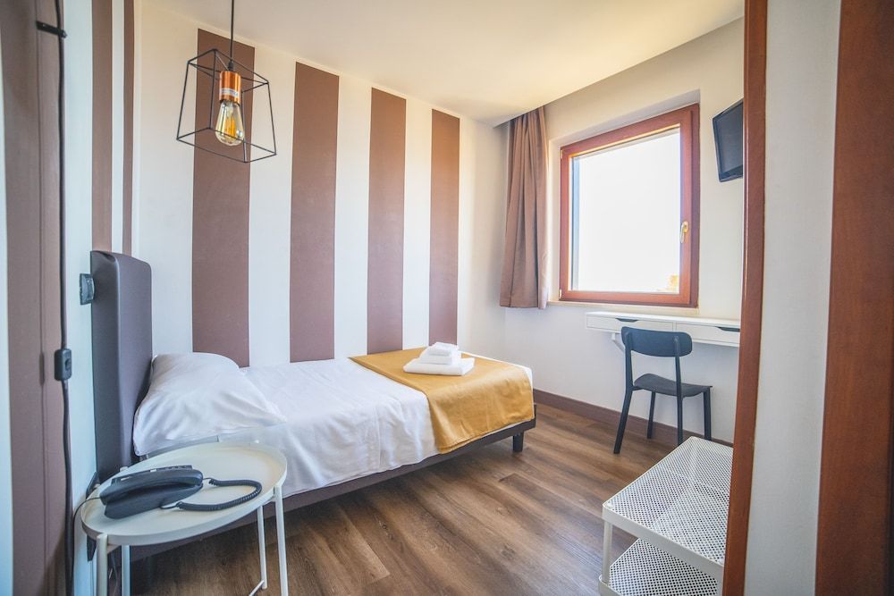 Hotel Continental Single Room 3