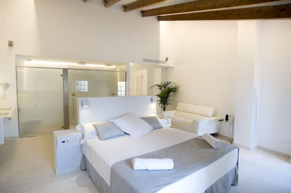 Junior Suite, 1 Queen Bed, Hot Tub, City View