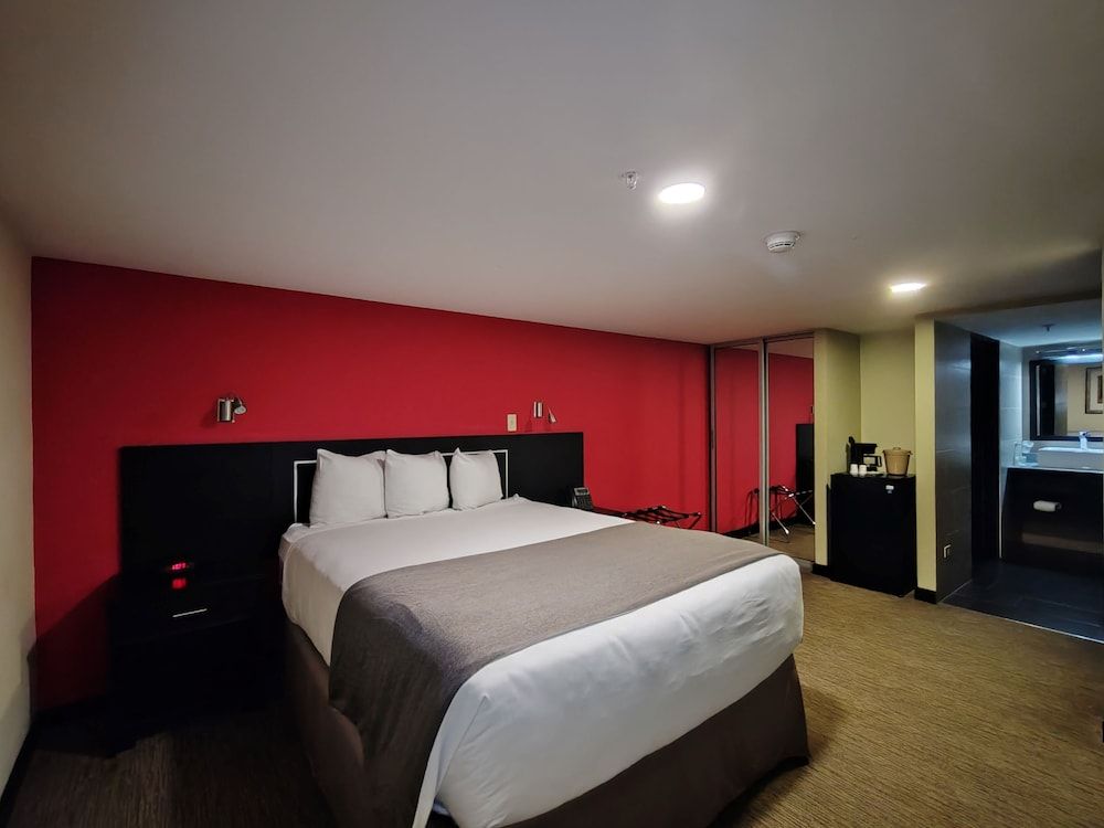 Urban Green Hotel & Suites Standard Double Room, Ensuite - No Window 3