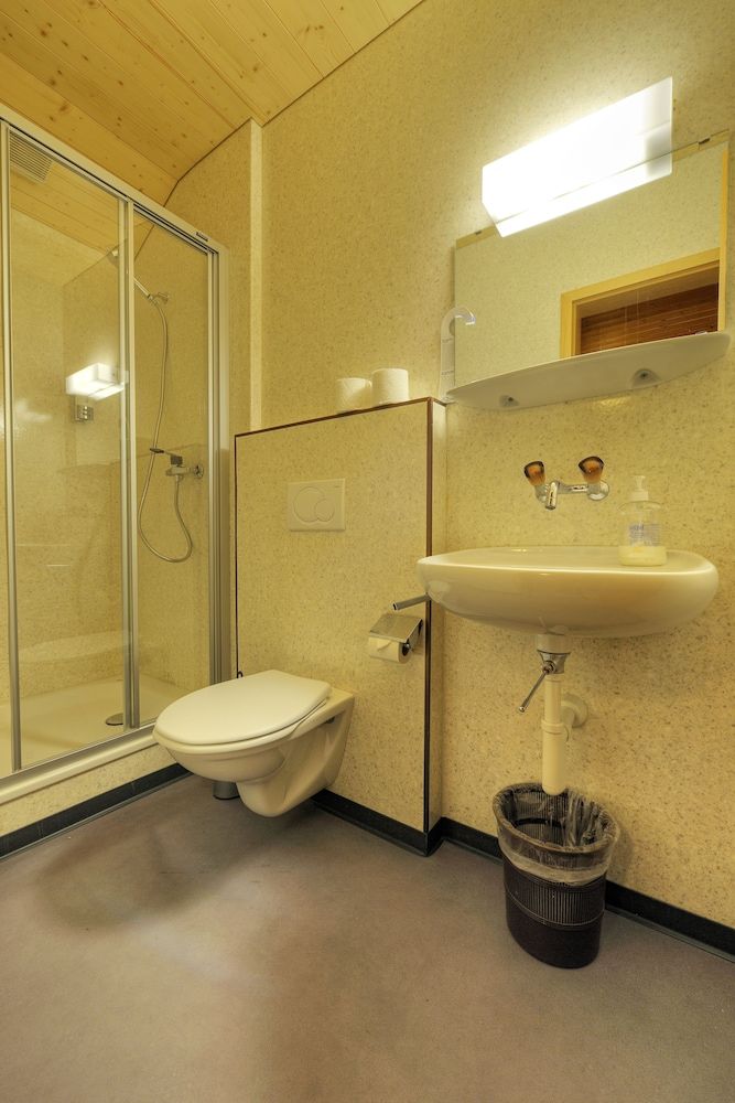 Hotel Rössli Basic Twin Room, Shared Bathroom 4