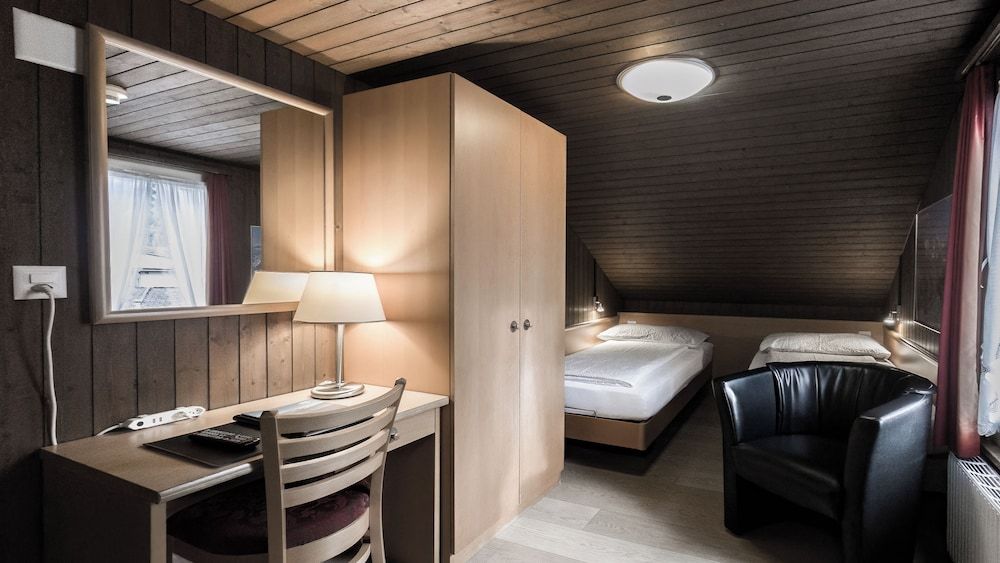 Hotel Rössli Basic Twin Room, Shared Bathroom