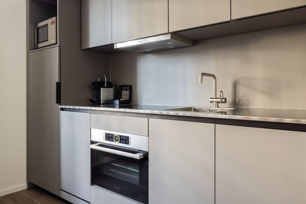 EMA House Serviced Apartments Unterstrass Superior Apartment, 2 Bedrooms, Non Smoking, Kitchen 3