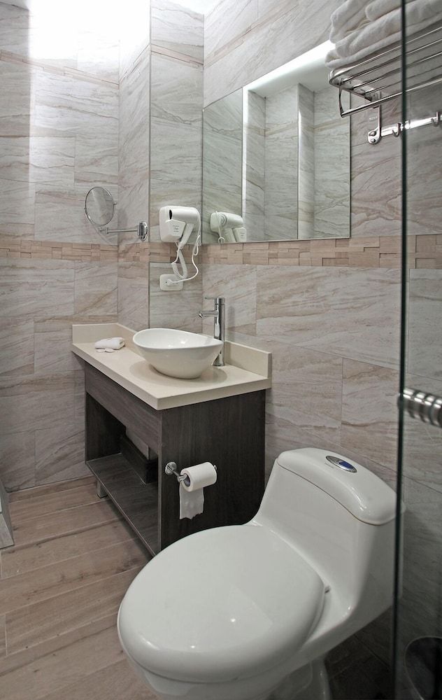 Hotel Cultura Plaza Deluxe Triple Room 8