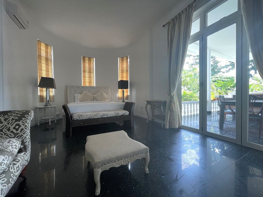 Chateau Elysium Standard Room, 1 King Bed, Partial Ocean View, Beachfront 3