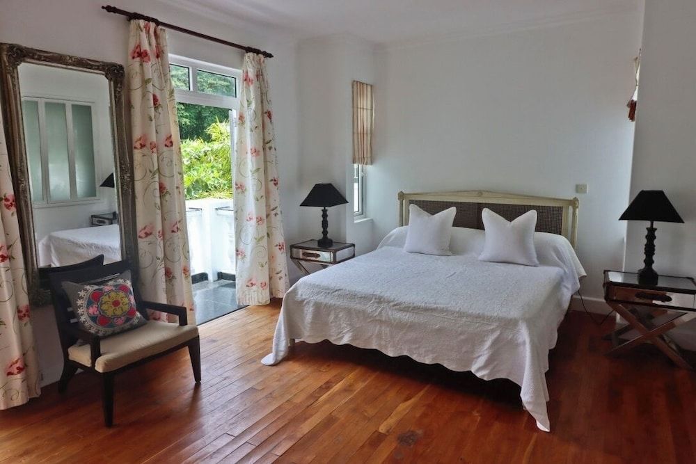 Chateau Elysium Deluxe Room, 1 King Bed, Mountain View, Beachside 2