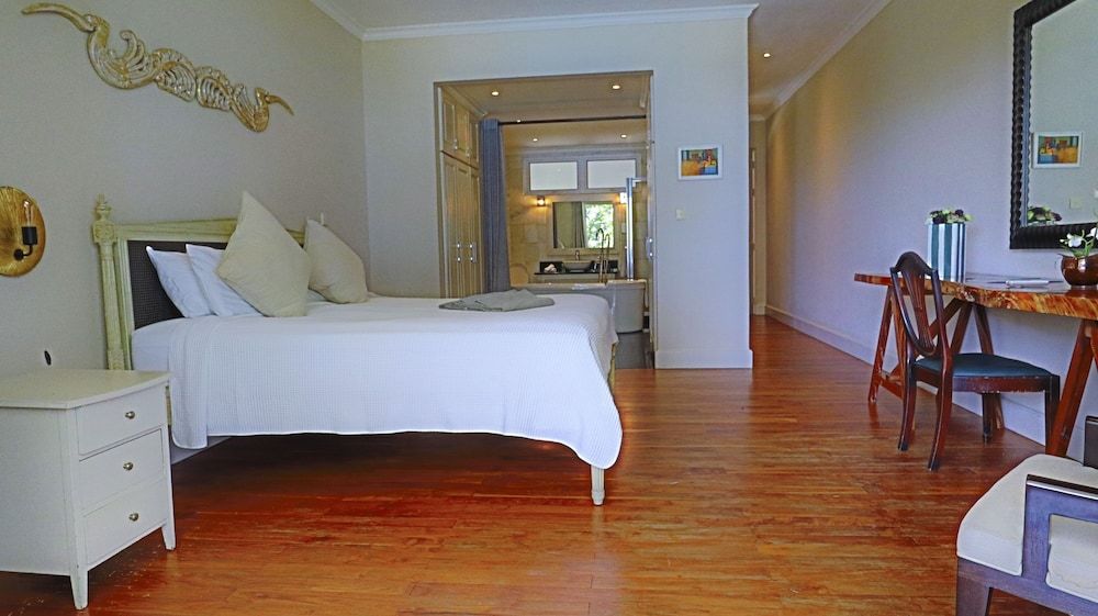 Chateau Elysium Superior Room, 1 King Bed, Ocean View, Beachside 3