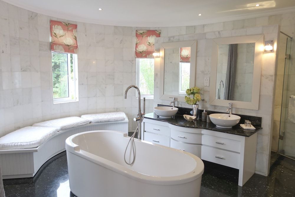 Chateau Elysium Deluxe Room, 1 King Bed, Mountain View, Beachside 5