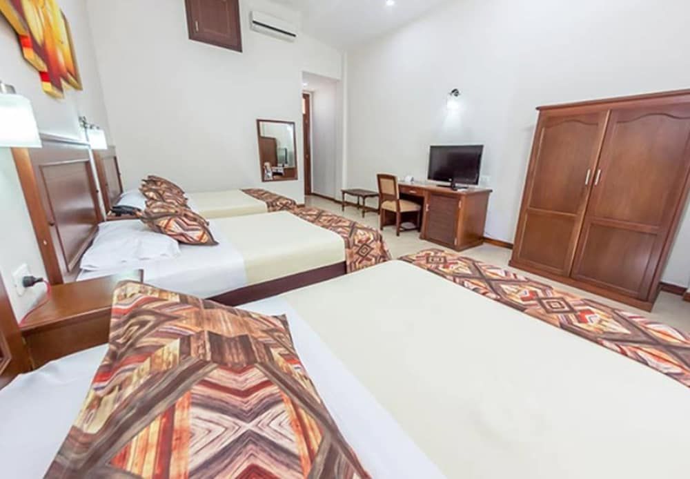 Hotel Guadalajara Standard Triple Room, Multiple Beds 2