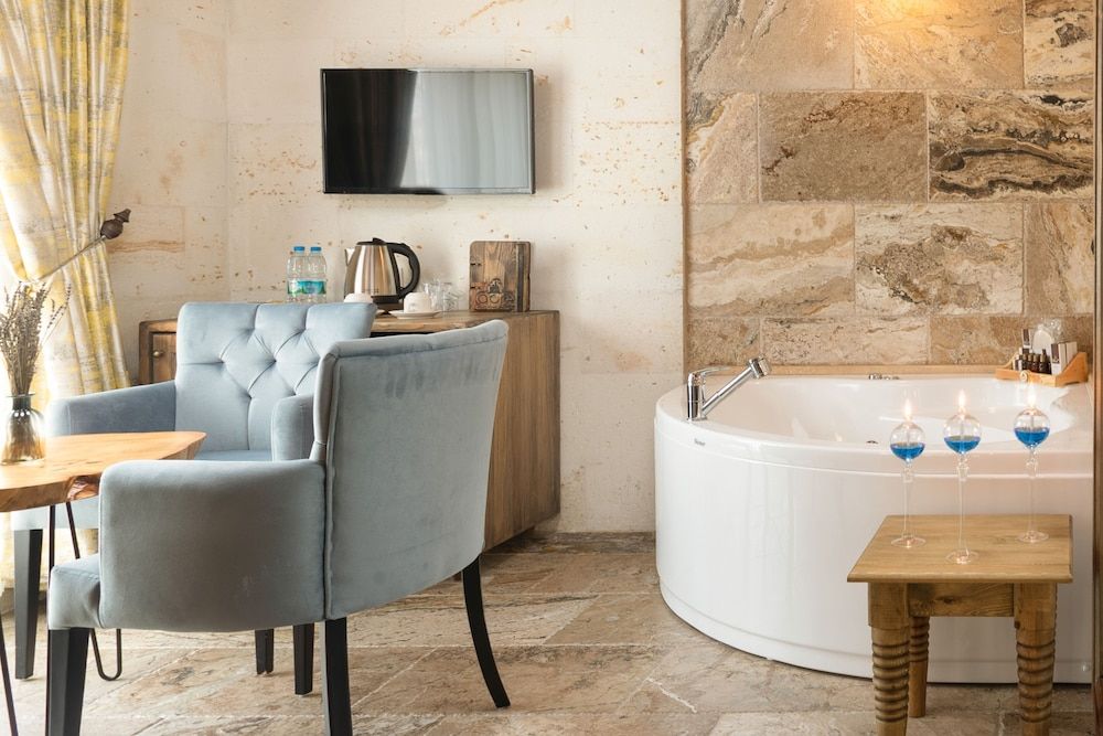 Acer Cave Hotel Deluxe Stone Suit 10