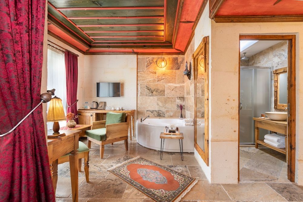 Acer Cave Hotel Deluxe Stone Suit 16