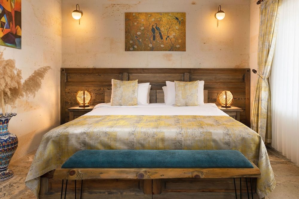 Acer Cave Hotel Deluxe Stone Suit 6