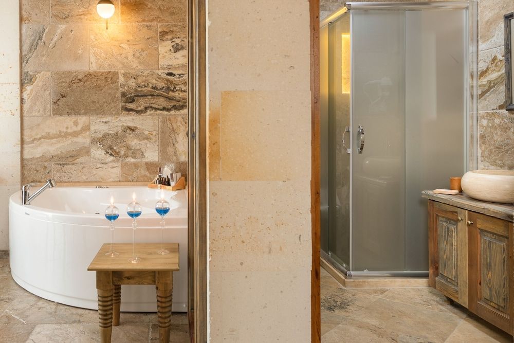 Acer Cave Hotel Deluxe Stone Suit 12