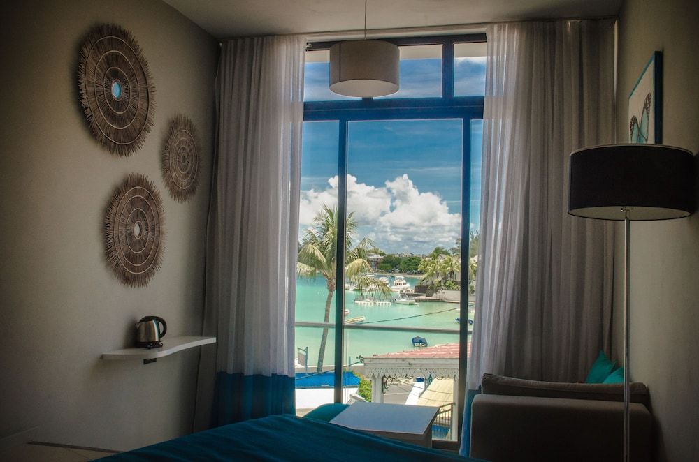 Azur Paradise Deluxe Room, 1 King Bed, Bay View 9