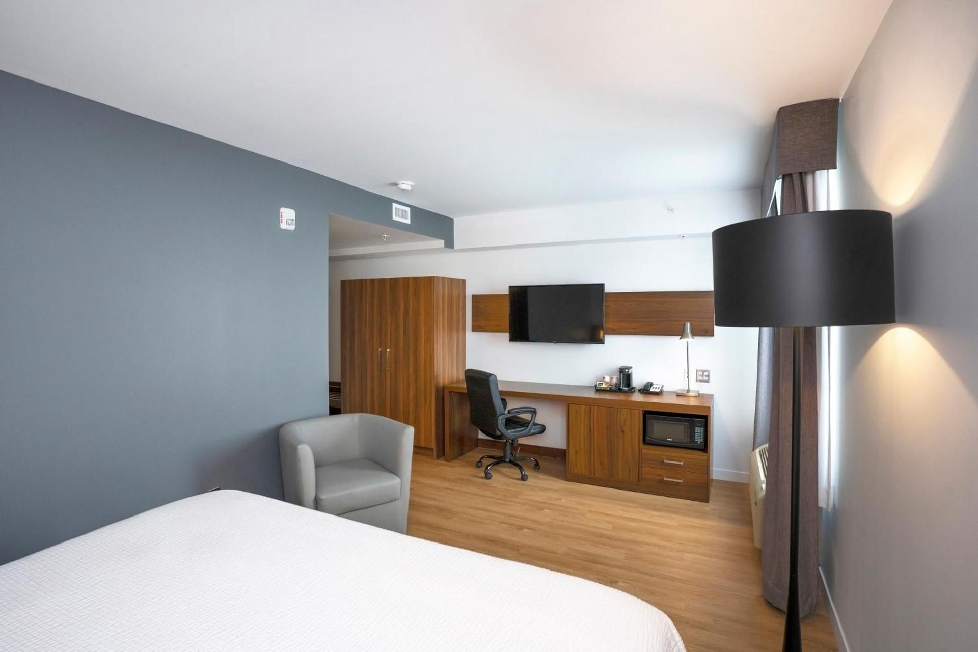 Quality Inn 1 King Bed, Nonsmoking 11