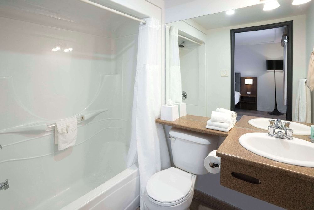 Quality Inn Standard Room, 2 Queen Beds, Non Smoking 7