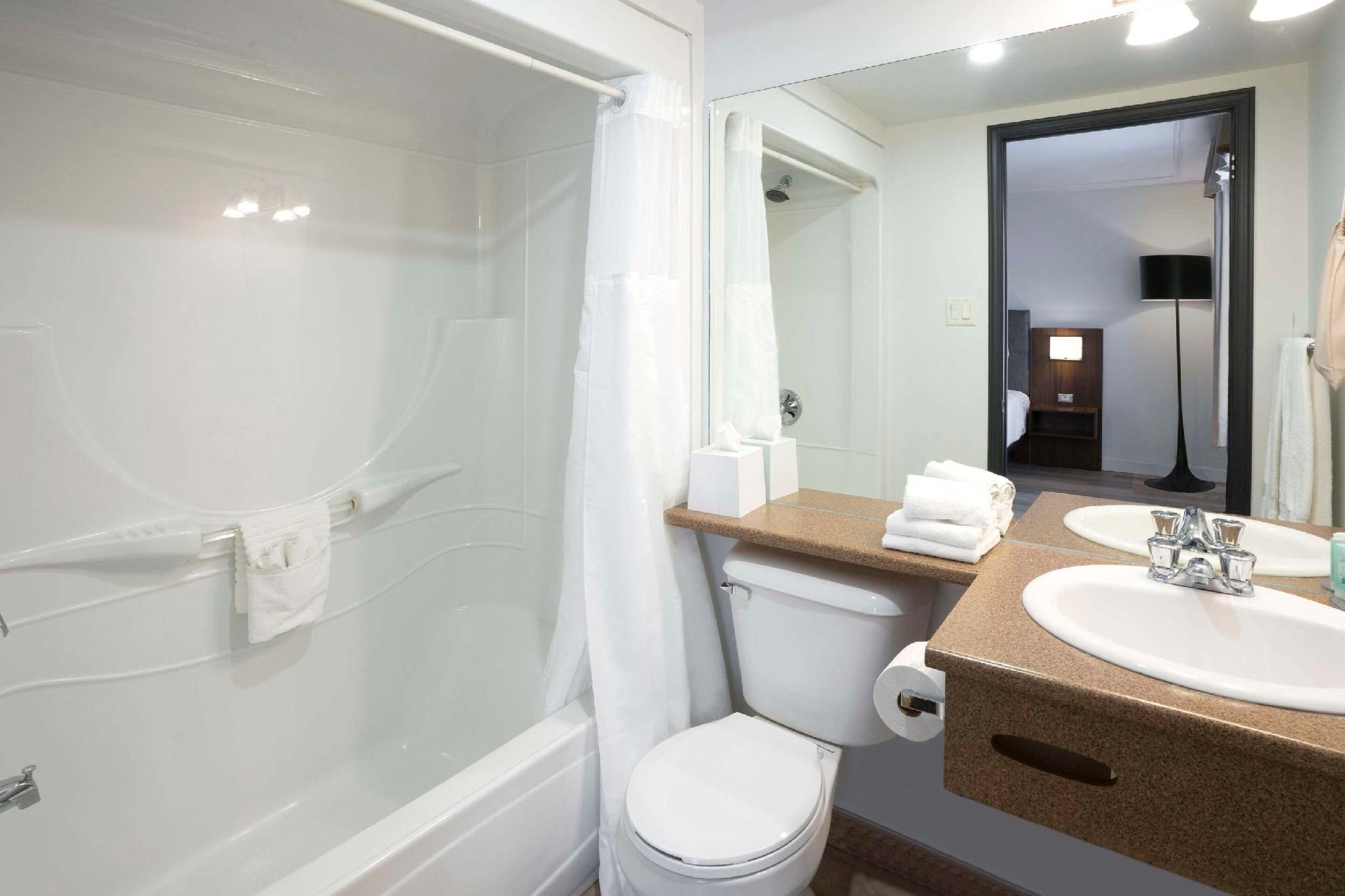 Quality Inn 1 King Bed, Nonsmoking 7