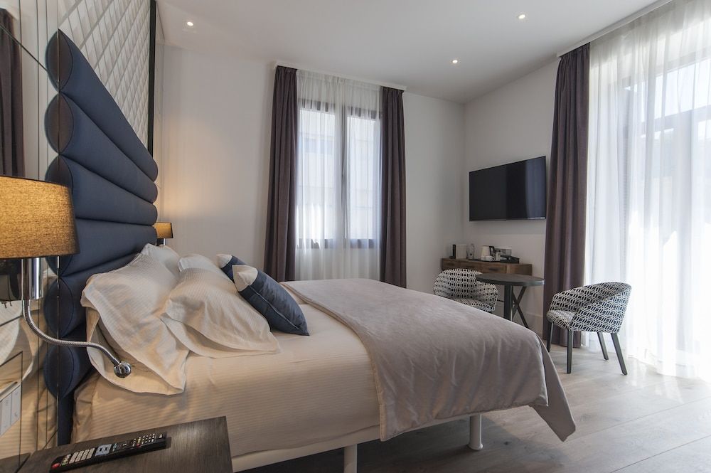 Superior Double Room Single Use (Corner)