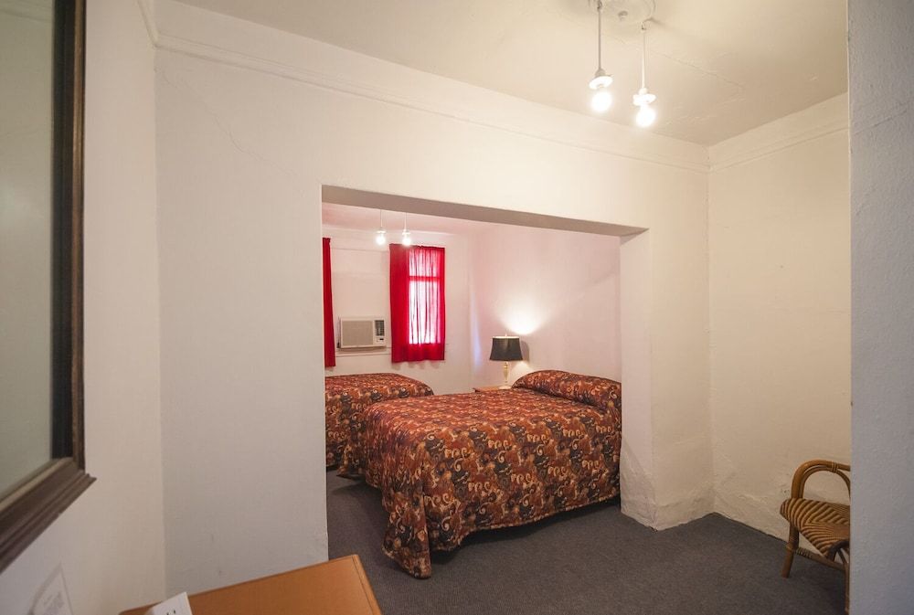 Amargosa Opera House Standard Room, 2 Double Beds 5