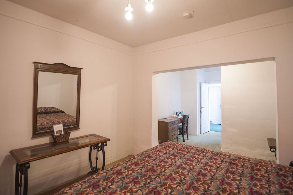 Amargosa Opera House Standard Room, 1 King Bed 4