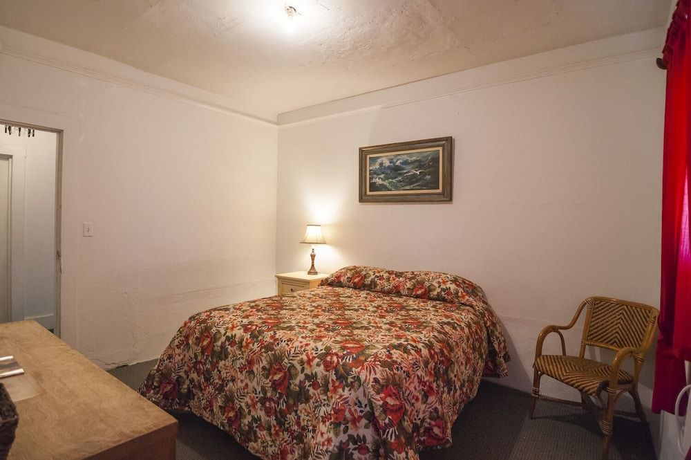Amargosa Opera House Standard Room, 1 Queen Bed 4