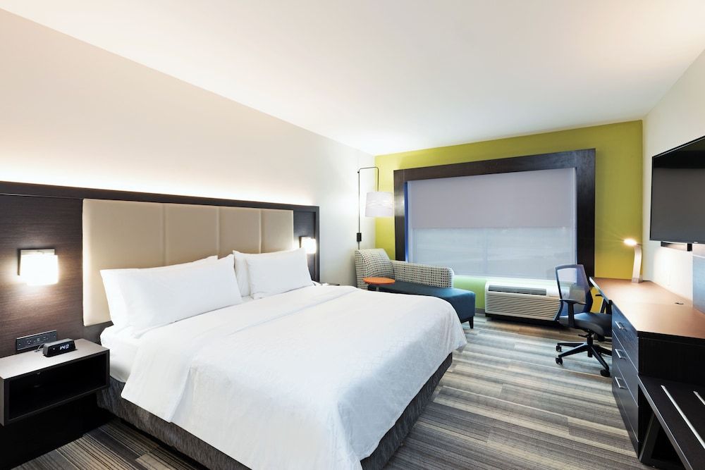 Standard Room, 1 King Bed, Accessible Bathtub (Communications)