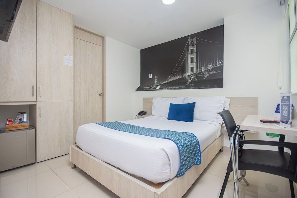 Hotel Laureles Plaza Standard Double Room, 1 Double Bed, Ensuite 3