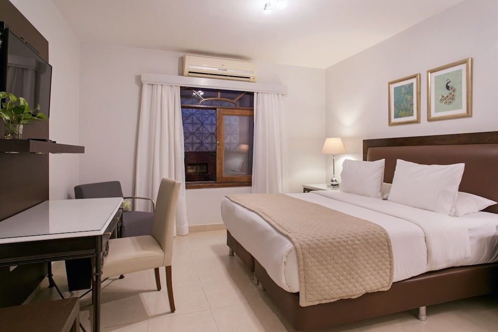 Las Lomas Casa Hotel Classic Room, 1 King Bed, Microwave 9