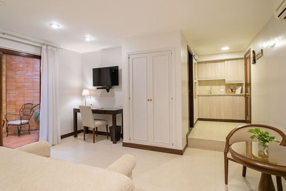 Las Lomas Casa Hotel Classic Room, 1 King Bed, Microwave 12