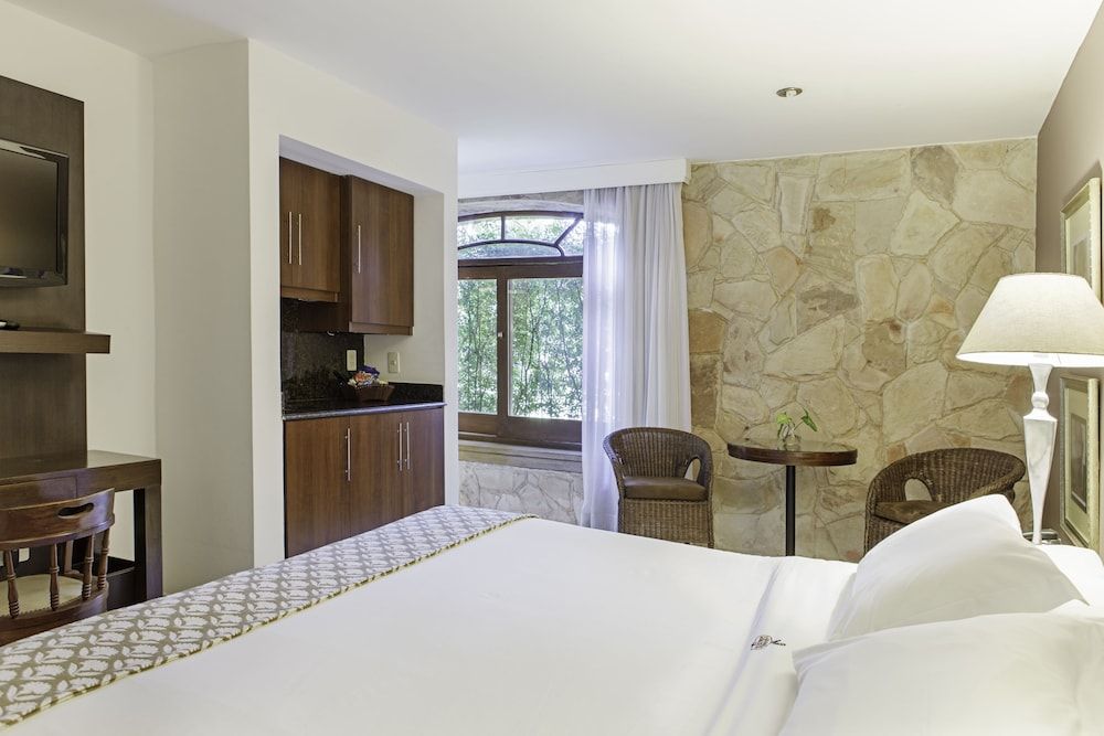 Las Lomas Casa Hotel Classic Room, 1 King Bed, Microwave 2