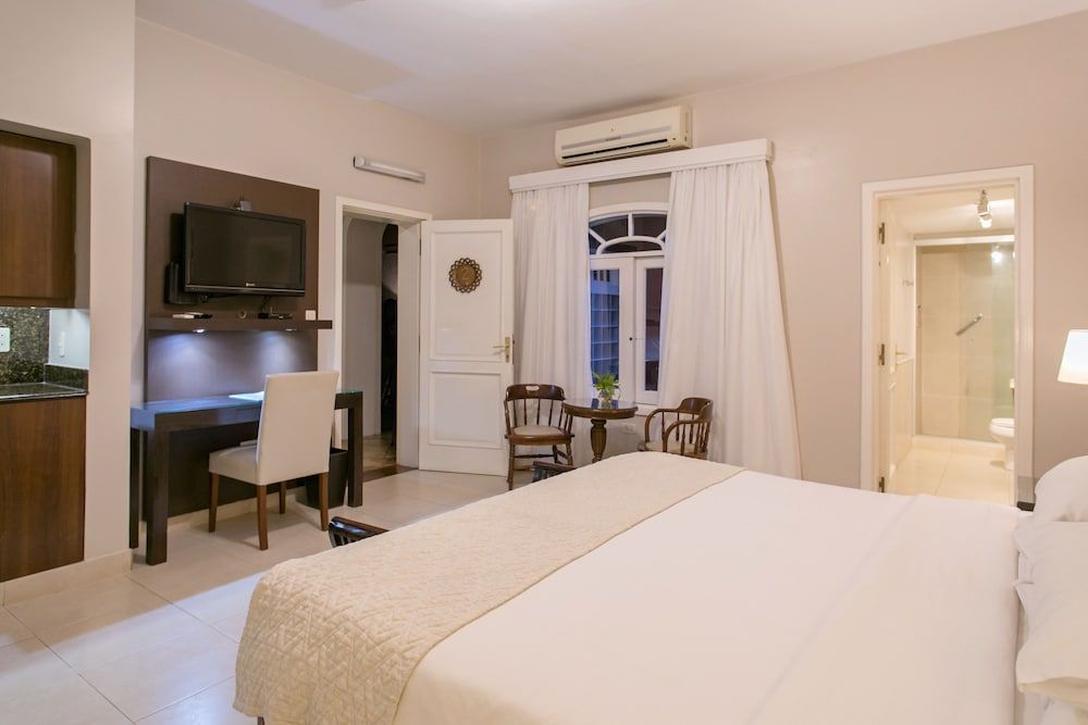 Las Lomas Casa Hotel Classic Room, 1 King Bed, Microwave 8