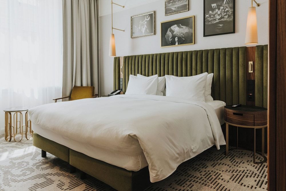 Deluxe Room, 1 King Bed, Courtyard View