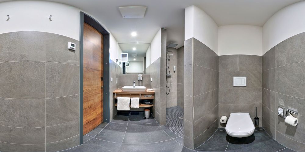 Emils Hotel Deluxe Double Room 2