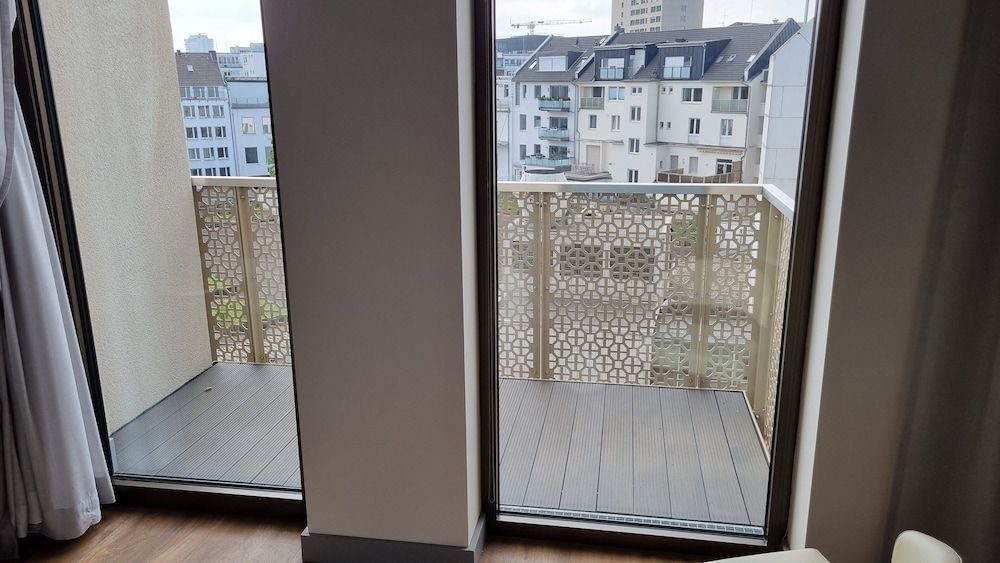 Fourty Three Luxury Serviced Apartments Comfort Studio, 1 Queen Bed, Balcony 8