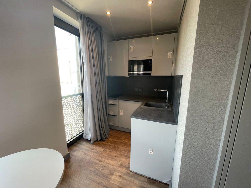 Fourty Three Luxury Serviced Apartments Comfort Studio, 1 Queen Bed, Balcony 4