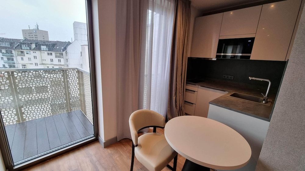 Fourty Three Luxury Serviced Apartments Comfort Studio, 1 Queen Bed, Balcony 2