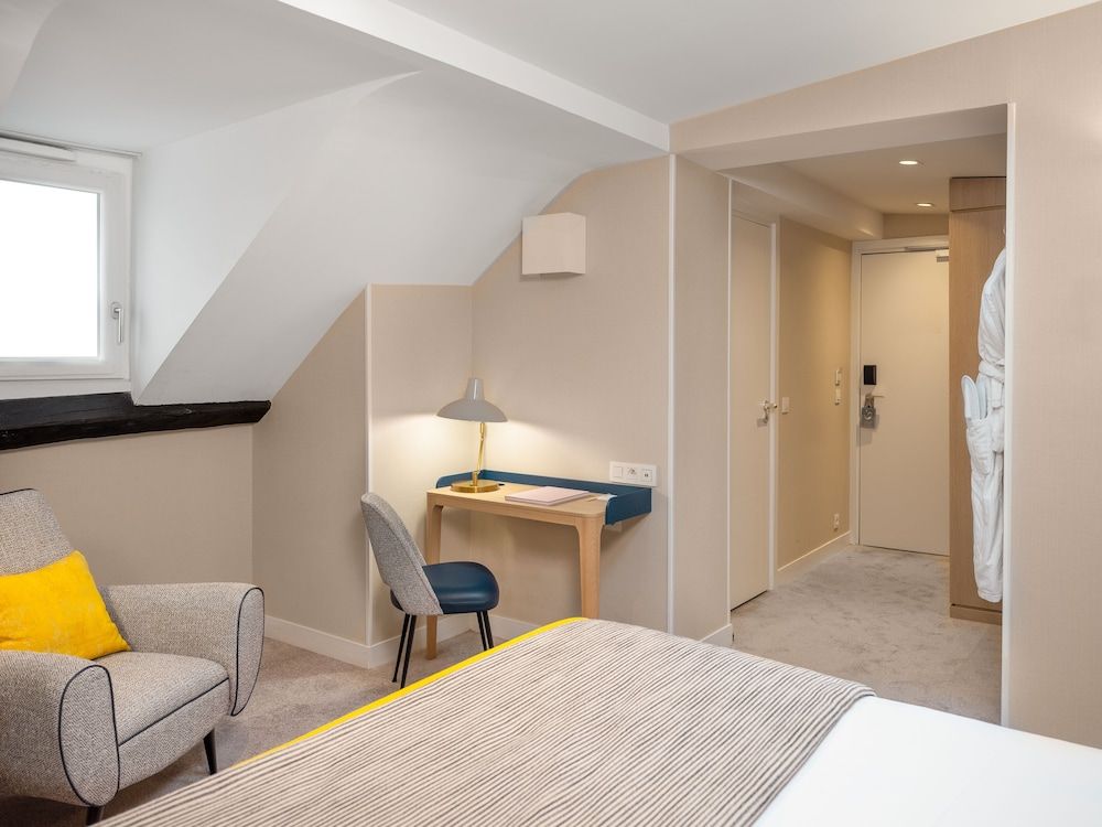 Hotel Le Mareuil Deluxe Room 8