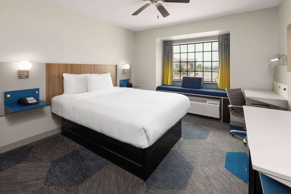 Standard Room, 1 Queen Bed, Accessible (Non-Smoking)