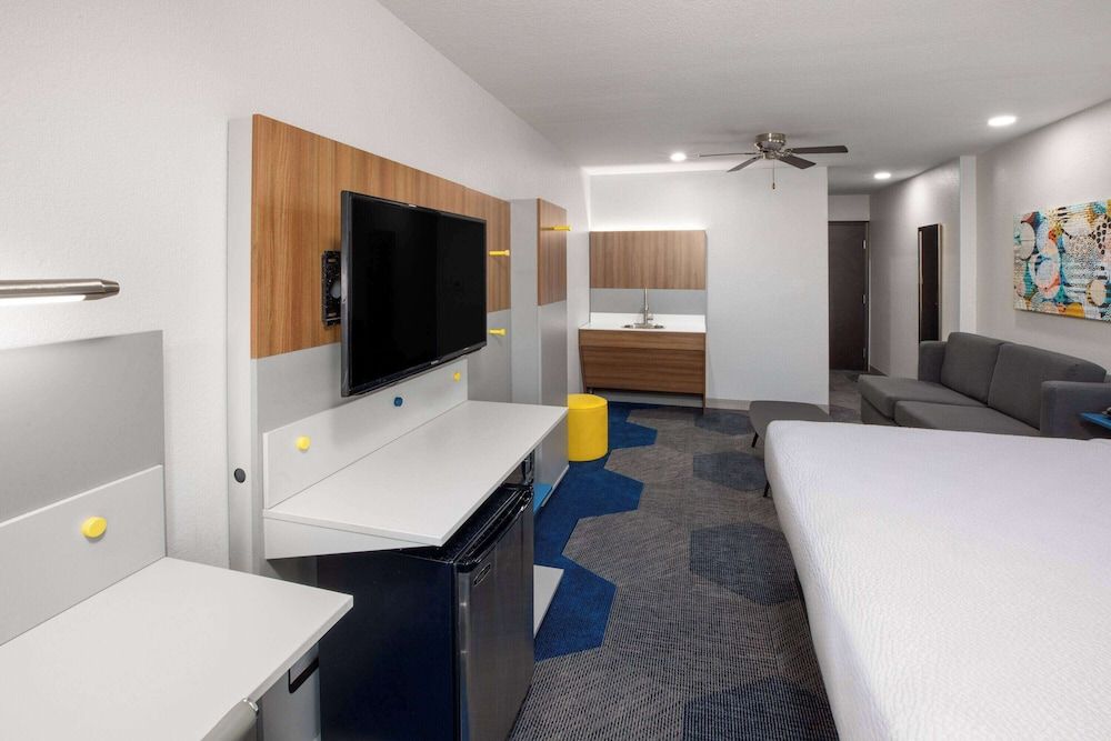 Suite, 1 Queen Bed with Sofa bed, Accessible (Non-Smoking)