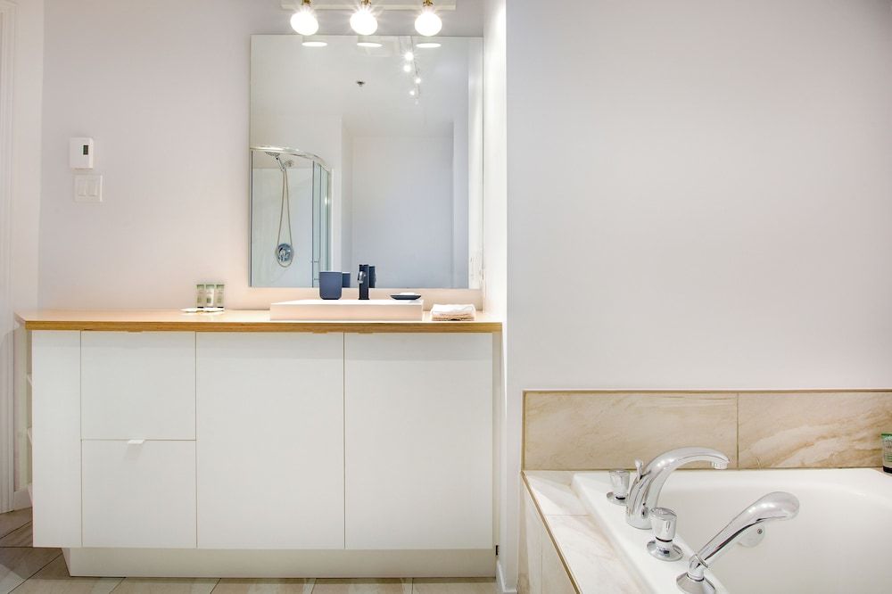 Les Lofts St-Roch by Les Lofts Vieux-Quebec Family Loft , King Bed (SR202) 5