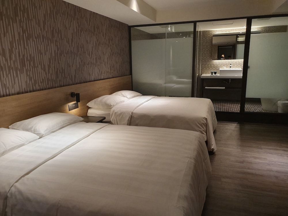City Suites Taoyuan Station Deluxe Quadruple Room - No Window 6