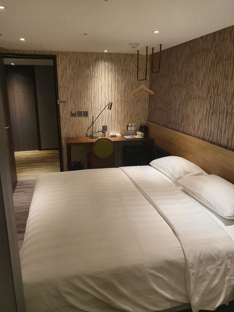 City Suites Taoyuan Station Standard Double Room - No Window 4