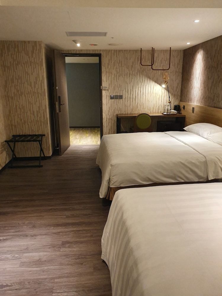 City Suites Taoyuan Station Deluxe Quadruple Room - No Window 3