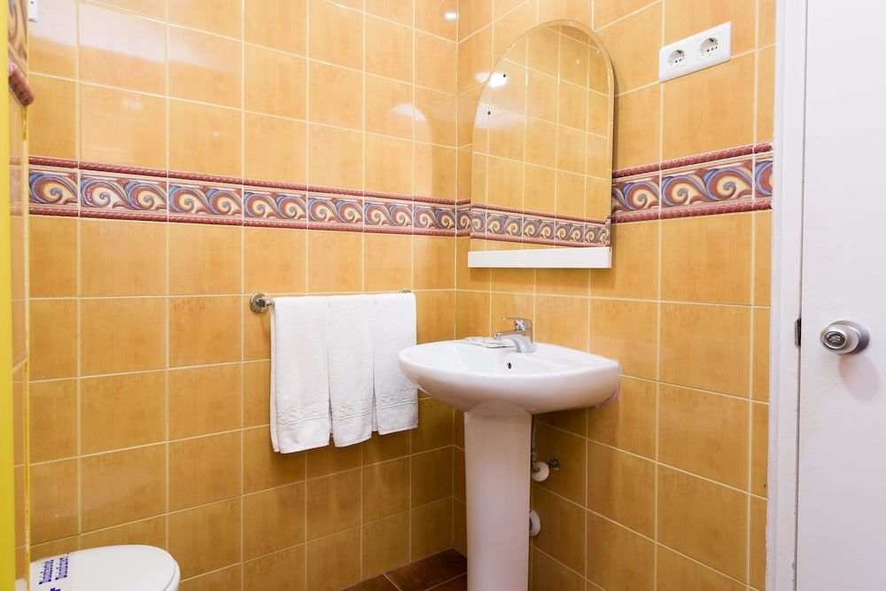 Sol y Miel Hostal Basic Double Room 10