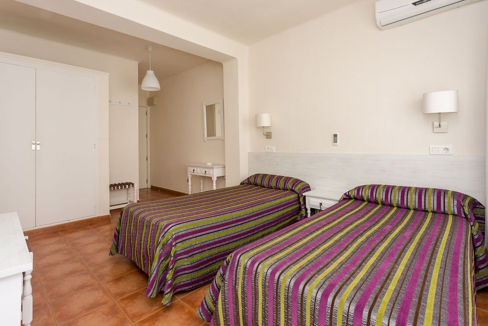 Sol y Miel Hostal Twin Room 5