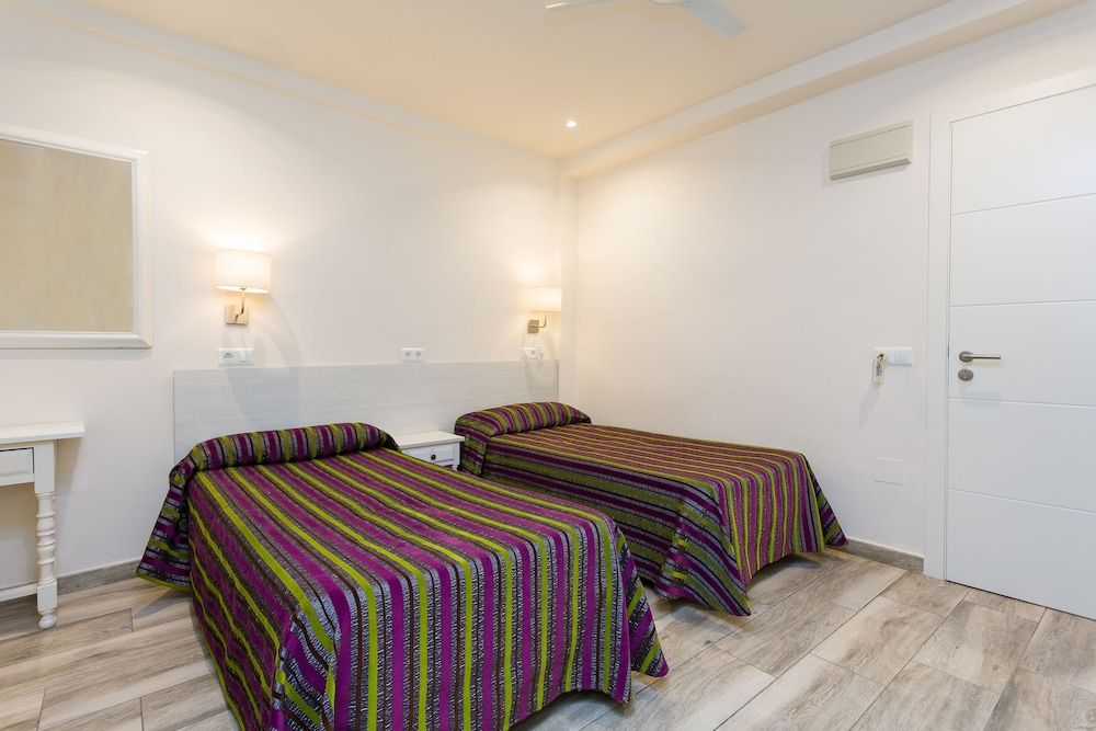 Sol y Miel Hostal Twin Room 2