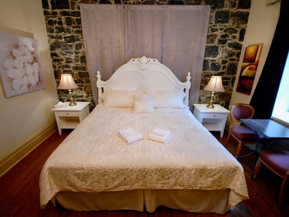 Manoir Sainte Geneviève Classic Room, 1 King Bed, Non Smoking, Private Bathroom 3